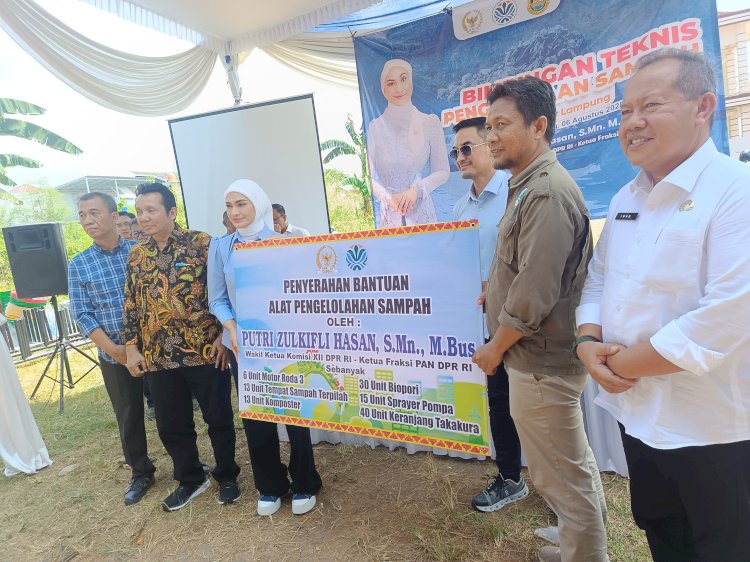 Putri Zulkifli Hasan Serahkan Bantuan Lingkungan Hidup untuk Bandar Lampung