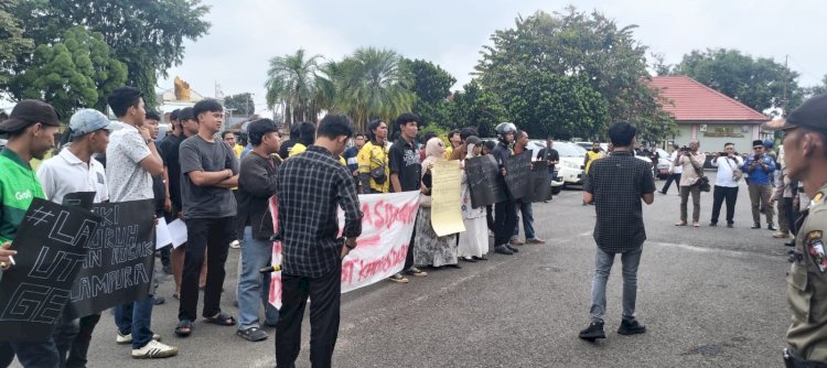 Dinilai Gagal Realisasikan 24 Proyek, Aliansi Warga Beri Bupati Lampura Kartu Kuning