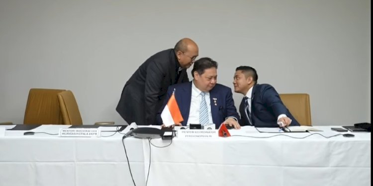 Usai Konferensi Pers, Momen Bisik-bisik Teddy ke Rosan Jadi Sorotan