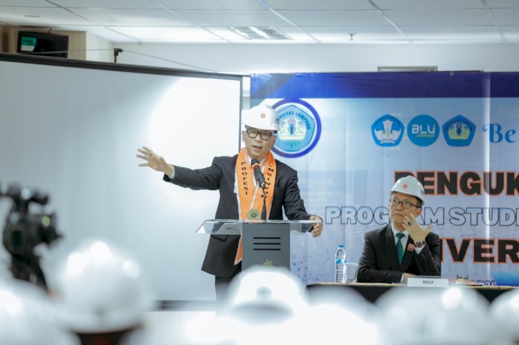 Gubernur Mirza Jadi Lulusan Terbaik Program Profesi Insinyur Teknik Unila