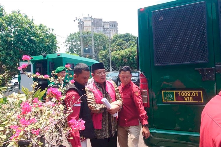 Sidang Kedua, Arinal Djunaidi Turun dari Mobil Tahanan Tanpa Masker