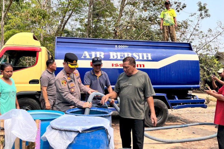 Kekeringan Melanda Tanjung Bintang, TNI-Polri dan Damkar Salurkan Air Bersih