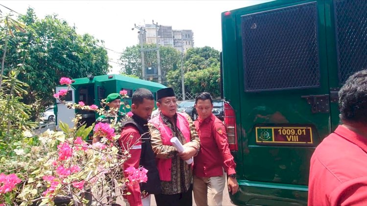 Sidang Kedua, Arinal Djunaidi Turun dari Mobil Tahanan Tanpa Masker