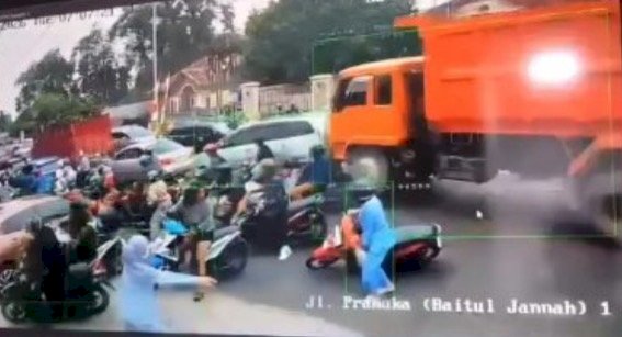Polisi Selidiki Penyebab Kecelakaan Truk Beruntun di Jalan Pramuka