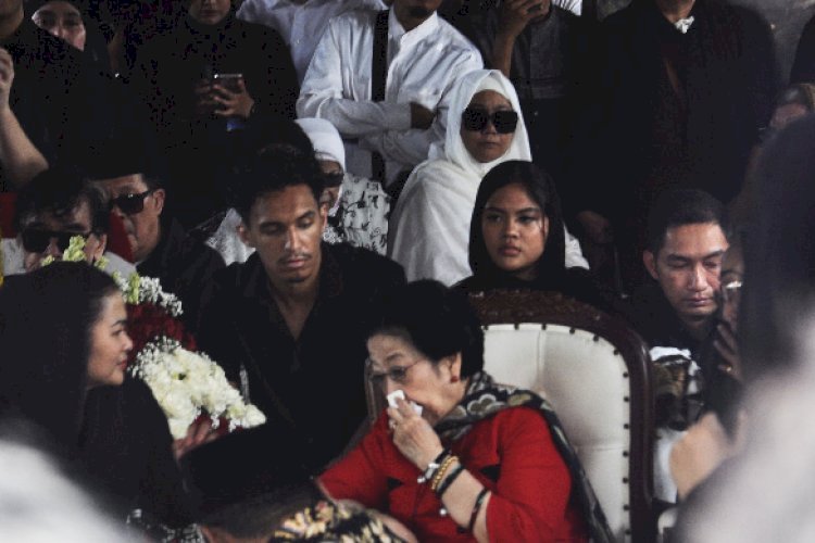 Tangis Megawati Pecah saat Antar Guruh Soekarnoputra ke Peristirahatan Terakhir