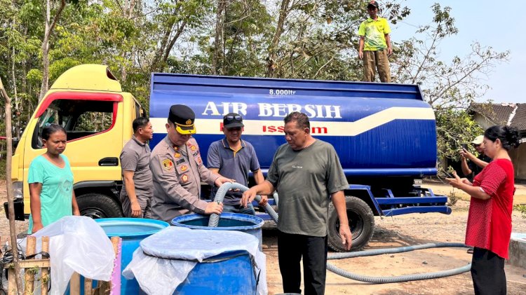 Kekeringan Melanda Tanjung Bintang, TNI-Polri dan Damkar Salurkan Air Bersih