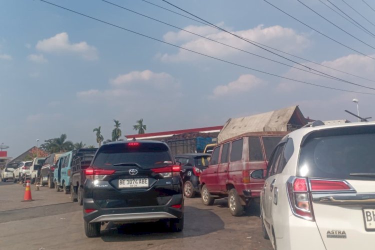 Antrean BBM Mengular di Lampung Utara, Harga Pertalite Eceran Tembus Rp13 Ribu