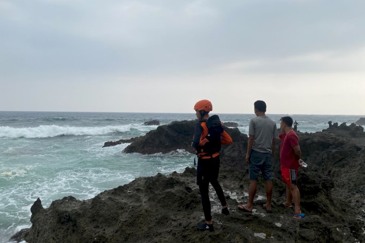 Terseret Ombak di Pantai Sayar, Pria 55 Tahun Masih Dalam Pencarian