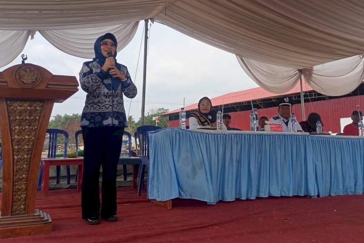 Hadiri HUT ke-42 Desa Papan Asri, Mardiana Serahkan Bantuan Keranda dan Seragam PKK