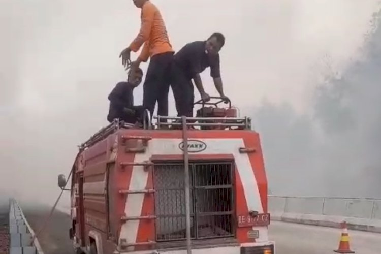 TPS di Dekat Tol Lampung Tengah Terbakar, Petugas Berjibaku Padamkan Api