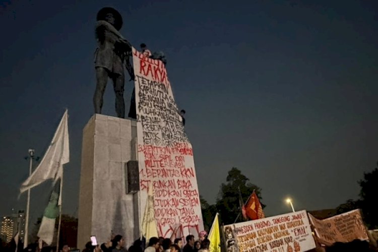 Massa Kepung Tugu Tani, Lima Tuntutan Menggema: Dari Karhutla hingga Pendidikan