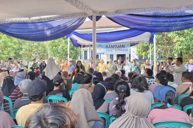 Warga Sekitar TPA Bakung Terima Bantuan Paket Sembako