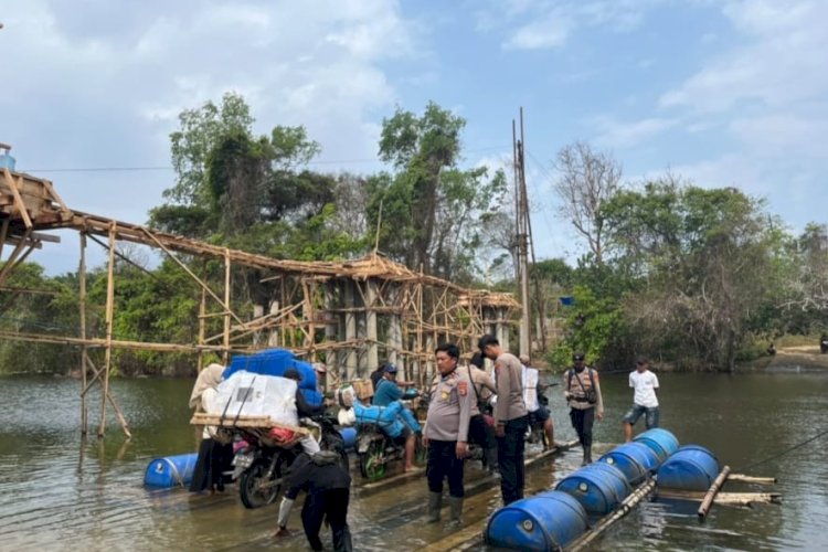 Polsek Ngaras Kawal Distribusi Logistik Pilperatin ke Dua Pekon