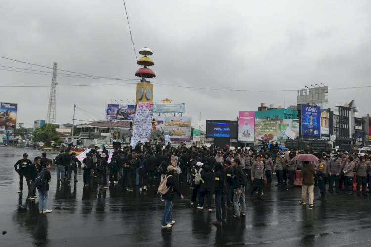 Demo di Tugu Adipura, Mahasiswa ITERA Sampaikan Lima Tuntutan ke Pemerintah