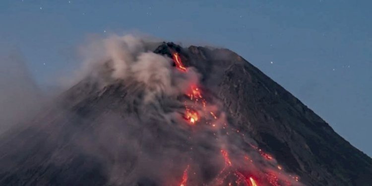 Gunung Merapi Kembali Luncurkan Lava Pijar, Jarak Capai 2 Kilometer
