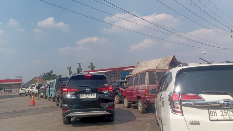 Antrean BBM Mengular di Lampung Utara, Harga Pertalite Eceran Tembus Rp13 Ribu