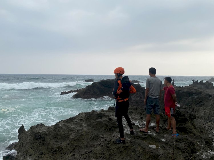 Terseret Ombak di Pantai Sayar, Pria 55 Tahun Masih Dalam Pencarian