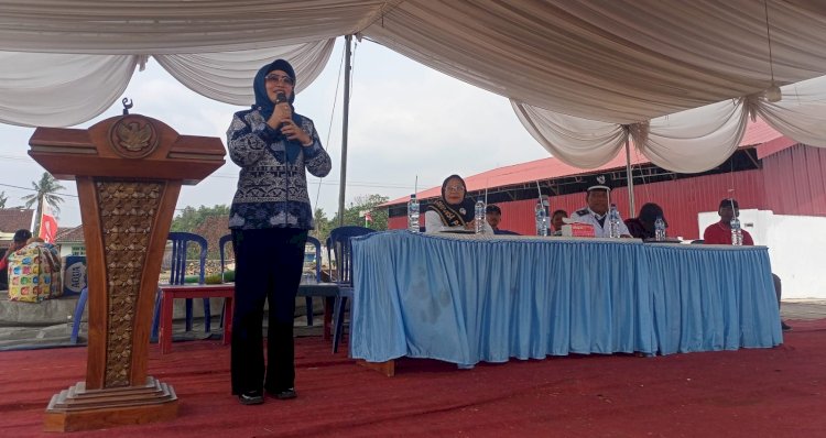 Hadiri HUT ke-42 Desa Papan Asri, Mardiana Serahkan Bantuan Keranda dan Seragam PKK