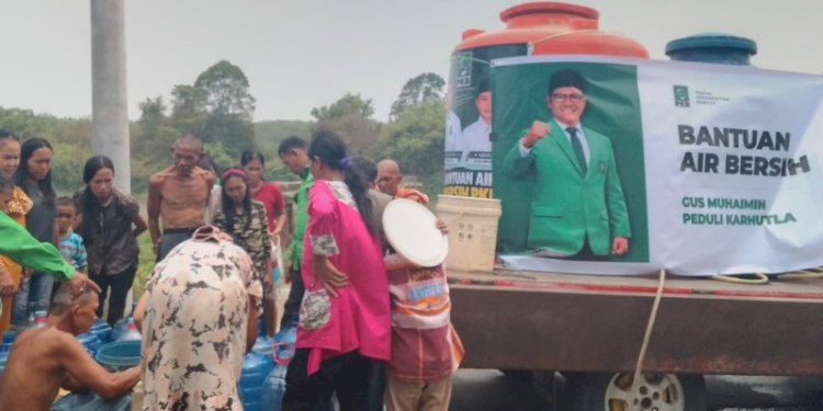 Cak Imin Salurkan Bantuan 12 Ribu Liter Air Bersih untuk Warga OKI