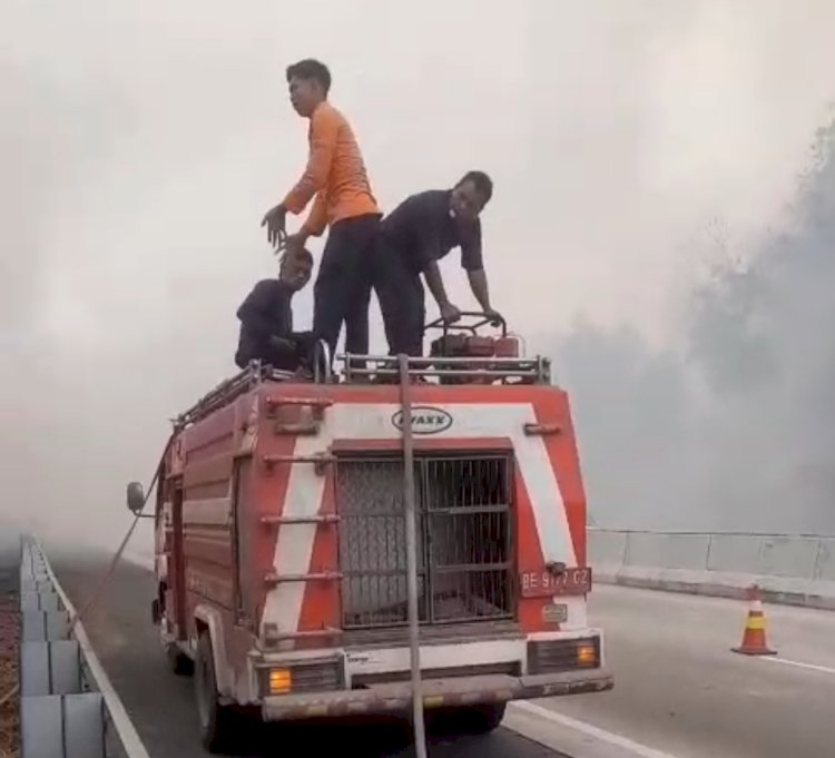 TPS di Dekat Tol Lampung Tengah Terbakar, Petugas Berjibaku Padamkan Api
