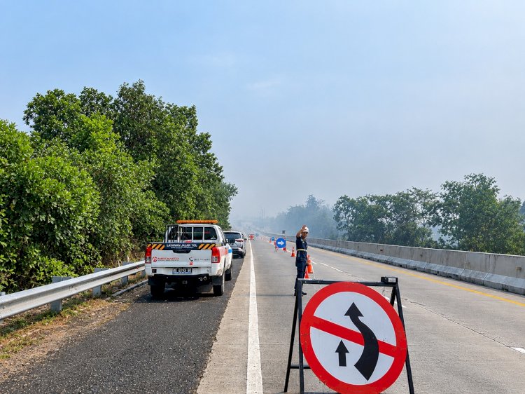 PT BTB Beberkan Penanganan Asap Kebakaran TPA Bandar Jaya di Tol Bakter