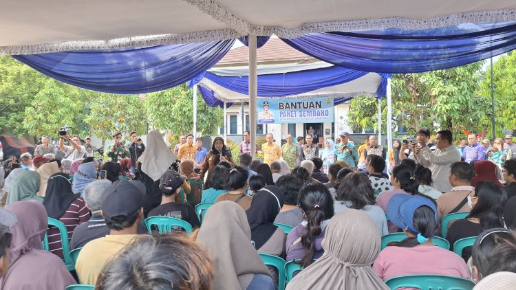 Warga Sekitar TPA Bakung Terima Bantuan Paket Sembako