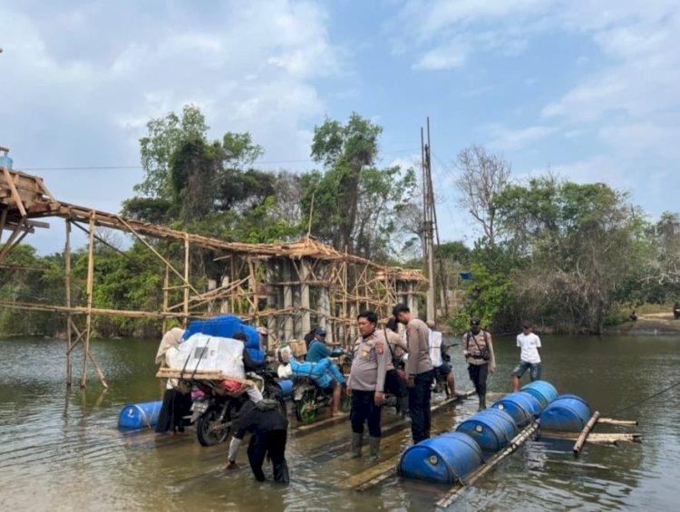 Polsek Ngaras Kawal Distribusi Logistik Pilperatin ke Dua Pekon